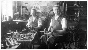 Karl Horstmann Senior (rechts) in eigener Werkstatt in Walsrode